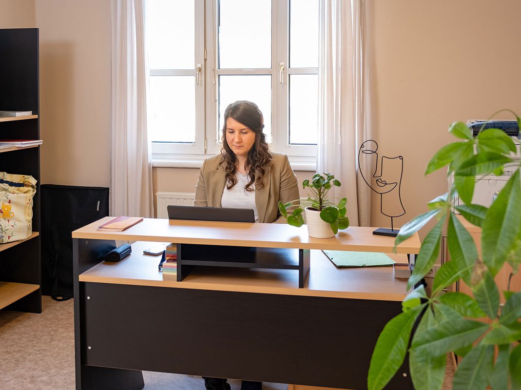 Beraterin Katharina Loisel-Thanmayer, MA am Schreibtisch